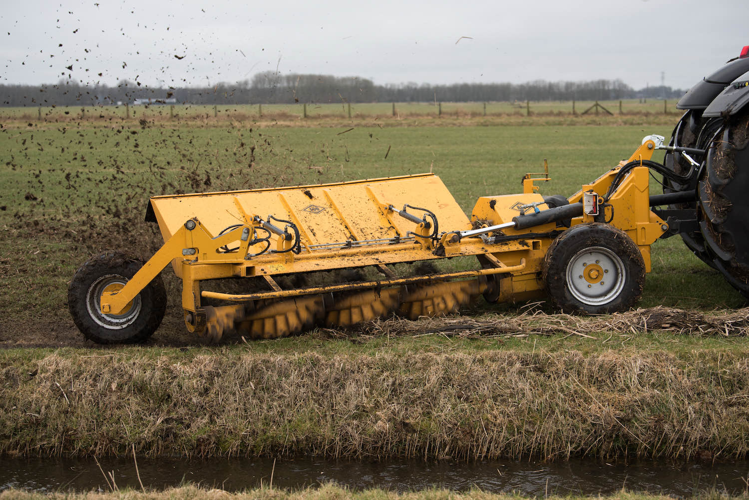 Machine aan het werk in het veld