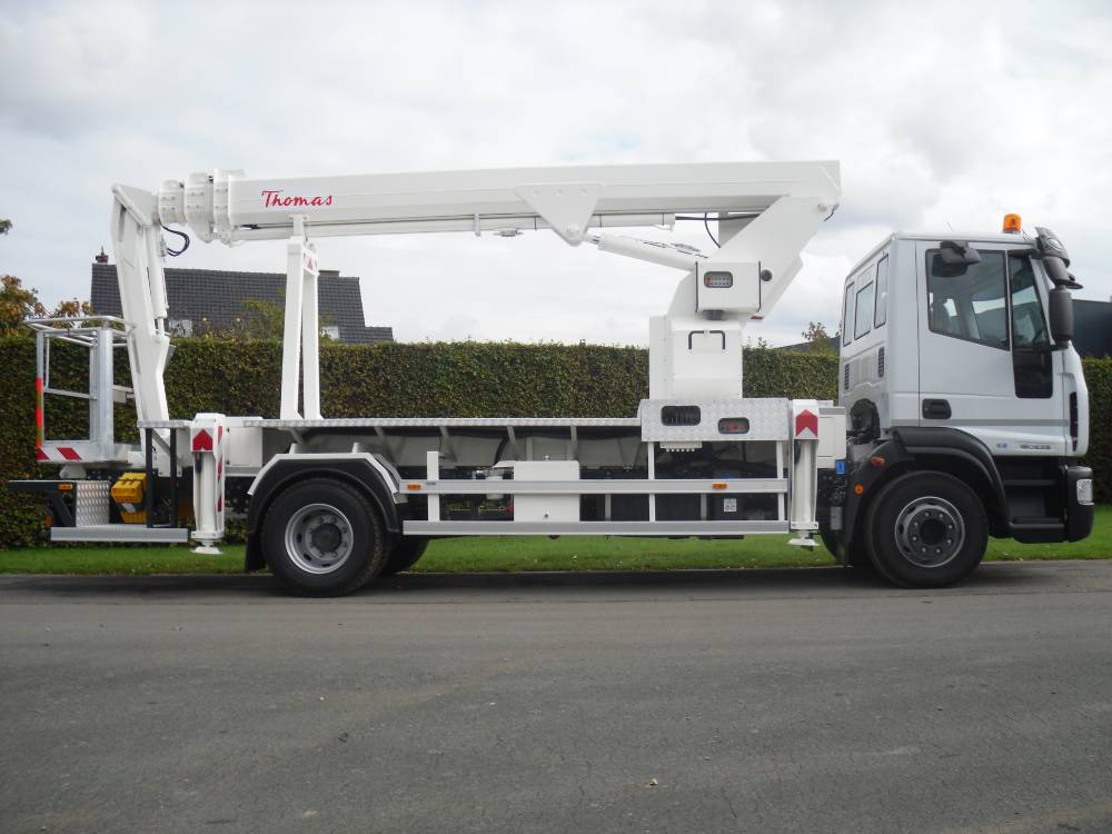 240NKTJ (C), vrachtwagen hoogwerker